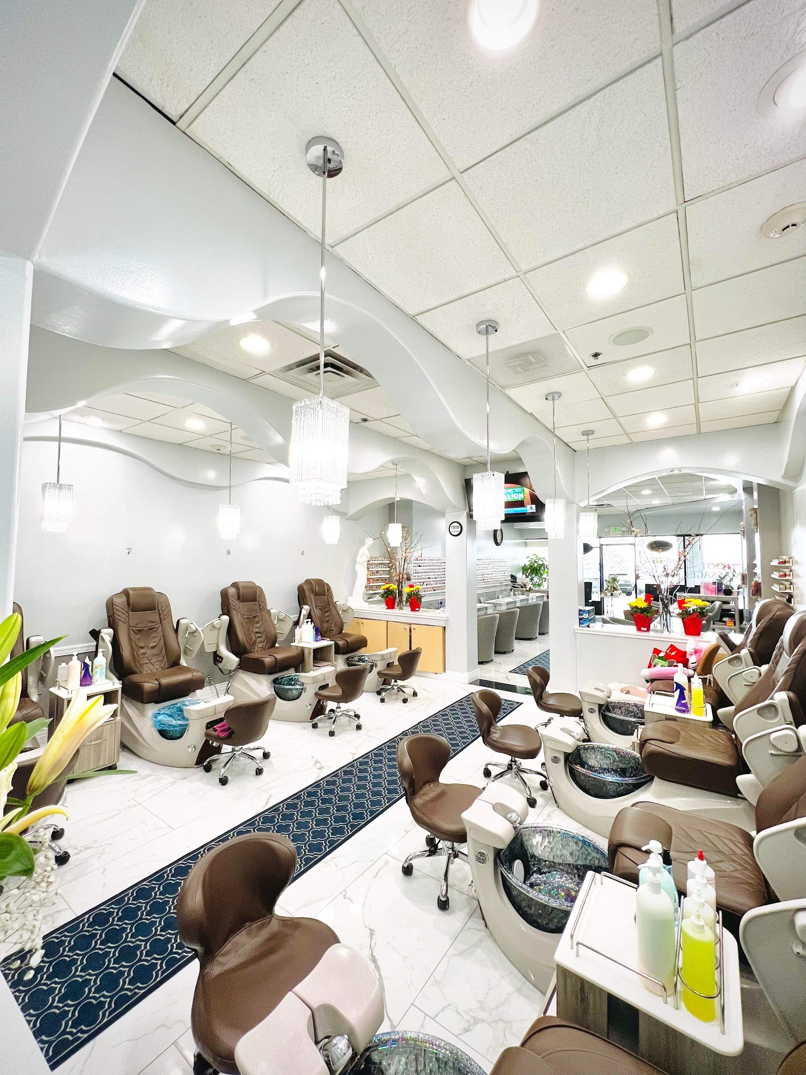 V & N Nails Spa logo